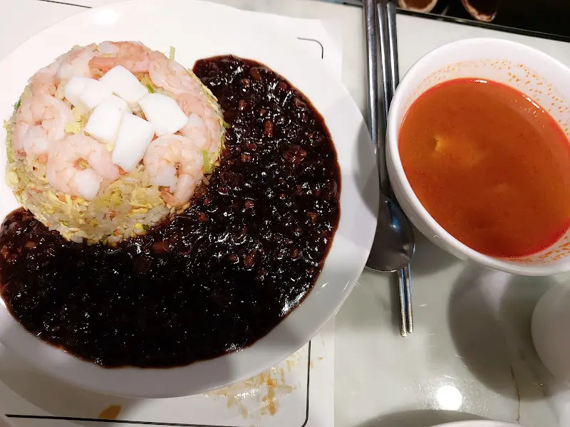 짜장 소스와 함께 나오는 새우볶음밥