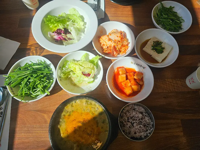 다양한 밑반찬 구성