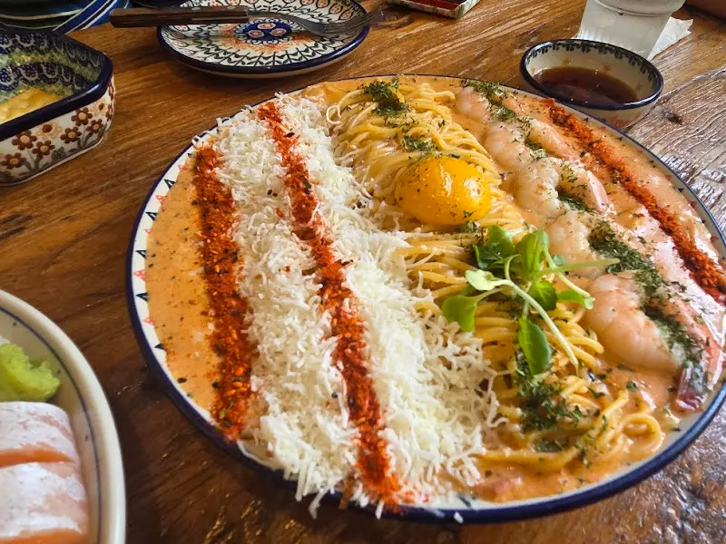 연어 플래터와 새우 로제 파스타