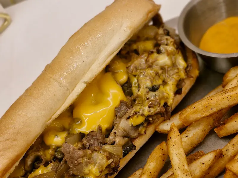 치즈가 듬뿍 올려진 필리 치즈 스테이크 샌드위치 클로즈업