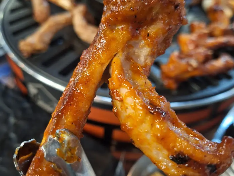 집게로 쪽갈비를 들어올린 모습