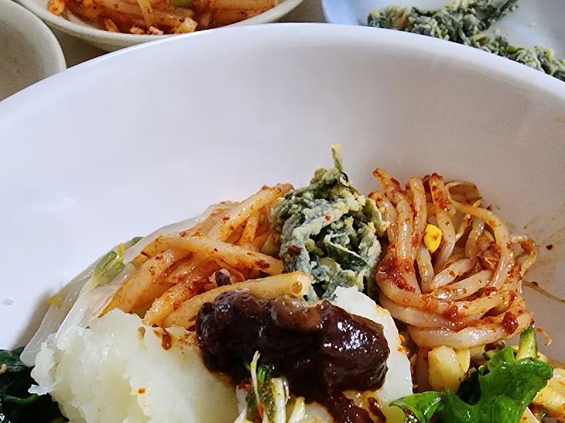 보리밥에 고추장을 넣은 모습