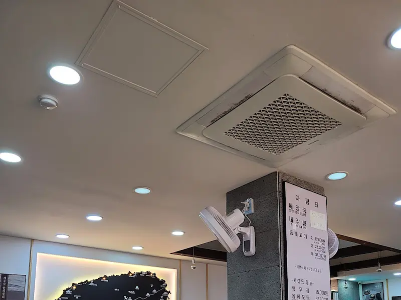 천장 조명과 에어컨