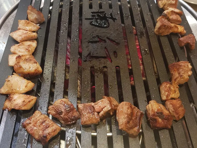 잘 구워진 돼지 특수부위