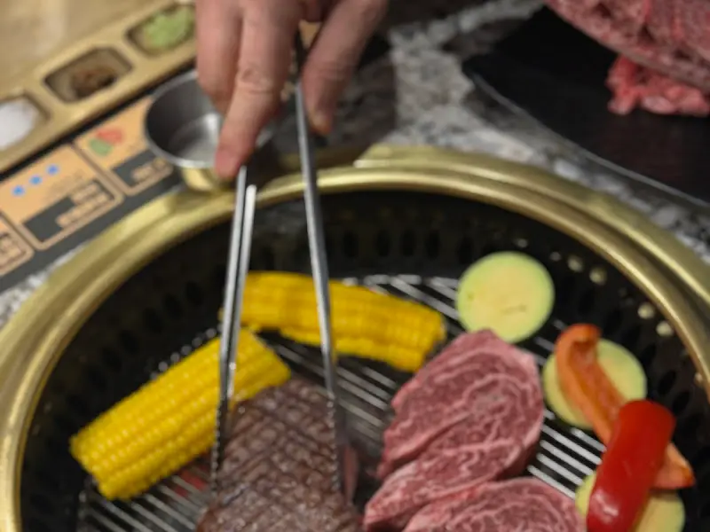 전문가의 손길로 구워지는 한우