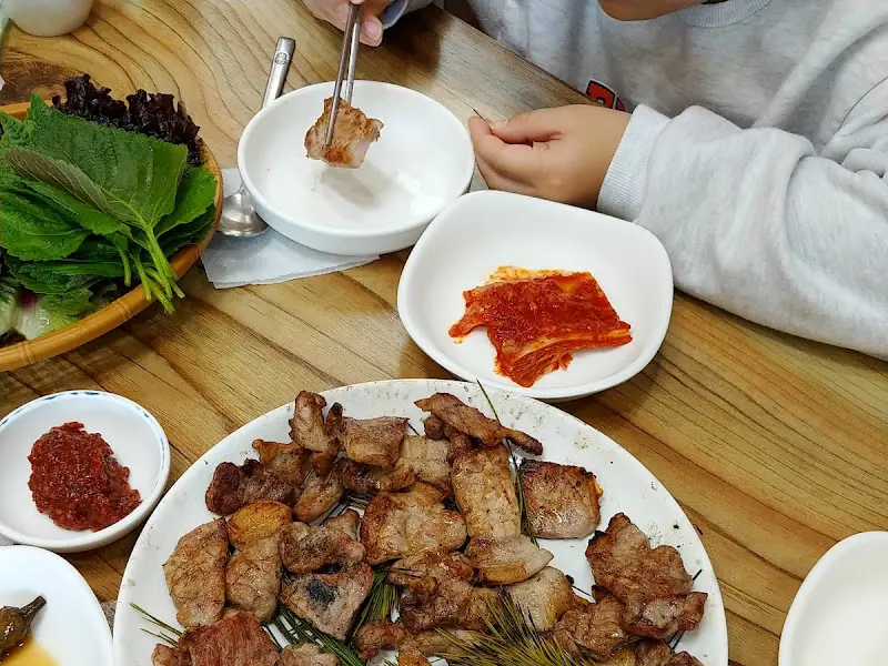 고기를 먹는 모습