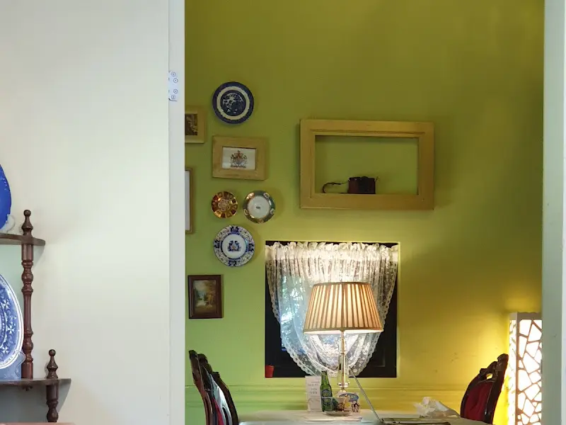 앤틱 접시와 액자가 장식된 실내