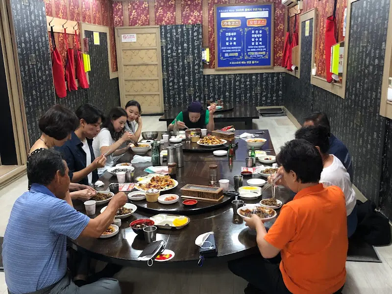 홀 테이블 전경