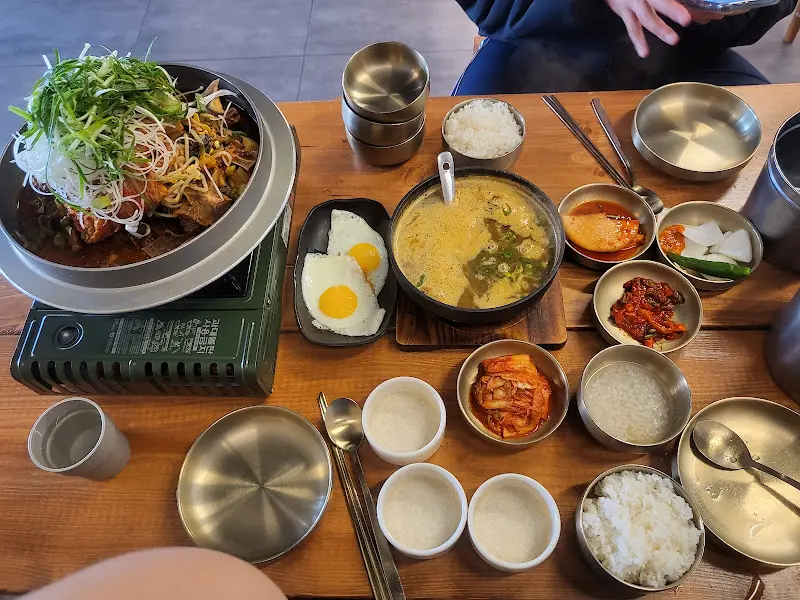 묵은지 감자탕과 계란밥