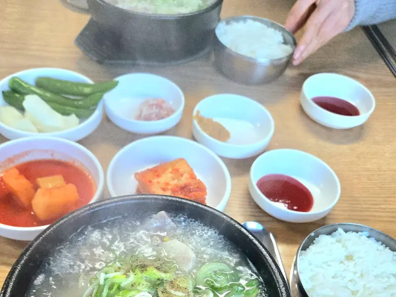 사랑가득국밥 국밥과 반찬