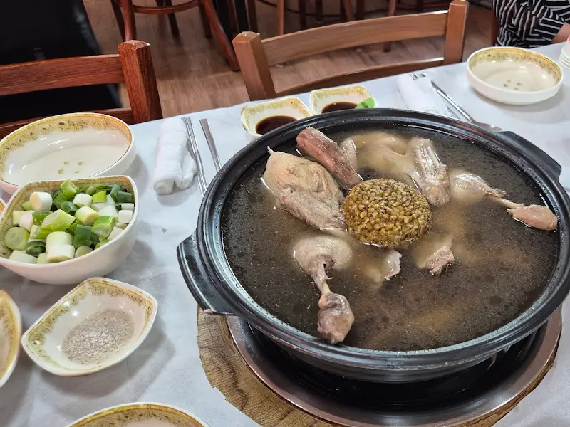 오리백숙의 뽀얀 국물