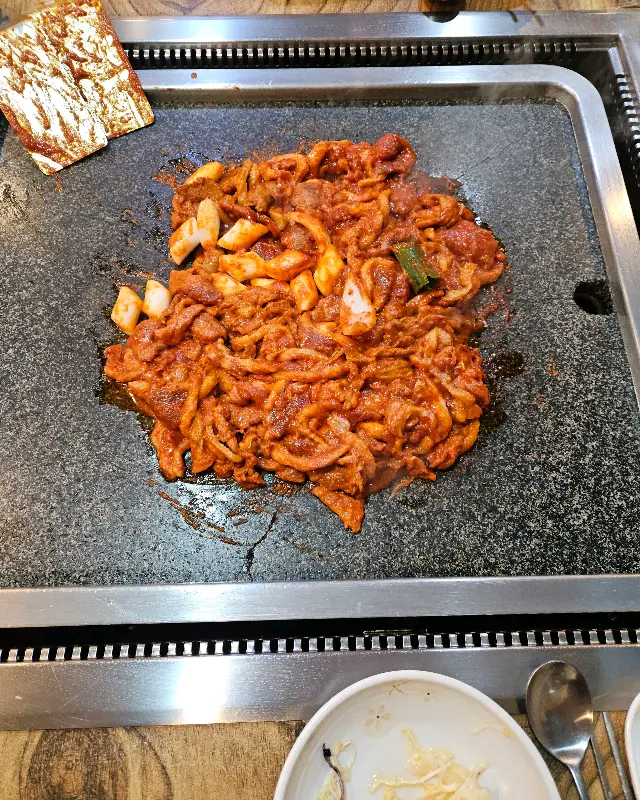 돌판 위에 가득 올려진 오리 주물럭