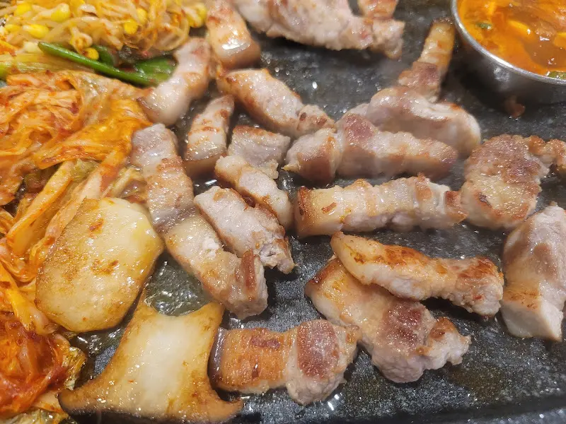 불판 위에서 익어가는 흑돼지