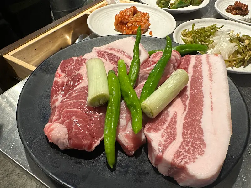 돈멜의 근고기 한 상 차림