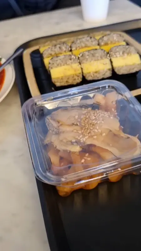 김밥과 오징어 무침
