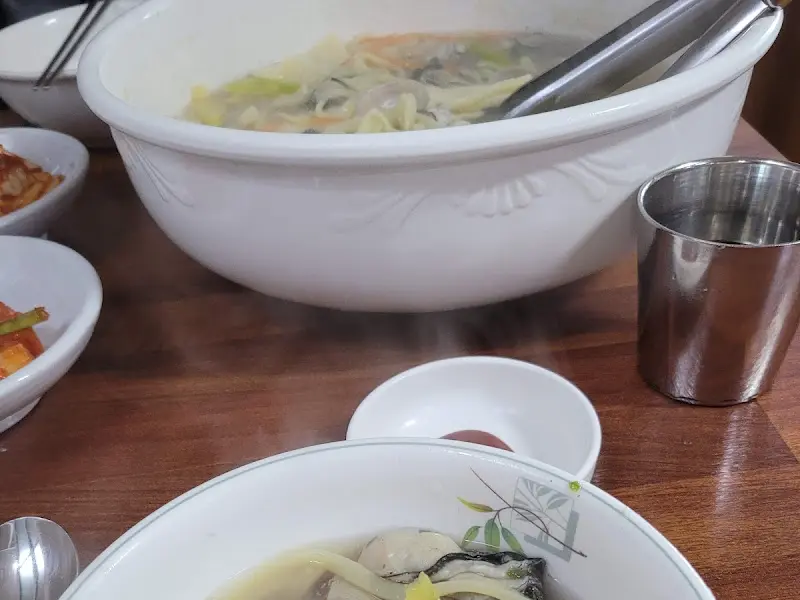 푸짐한 양의 바지락칼국수
