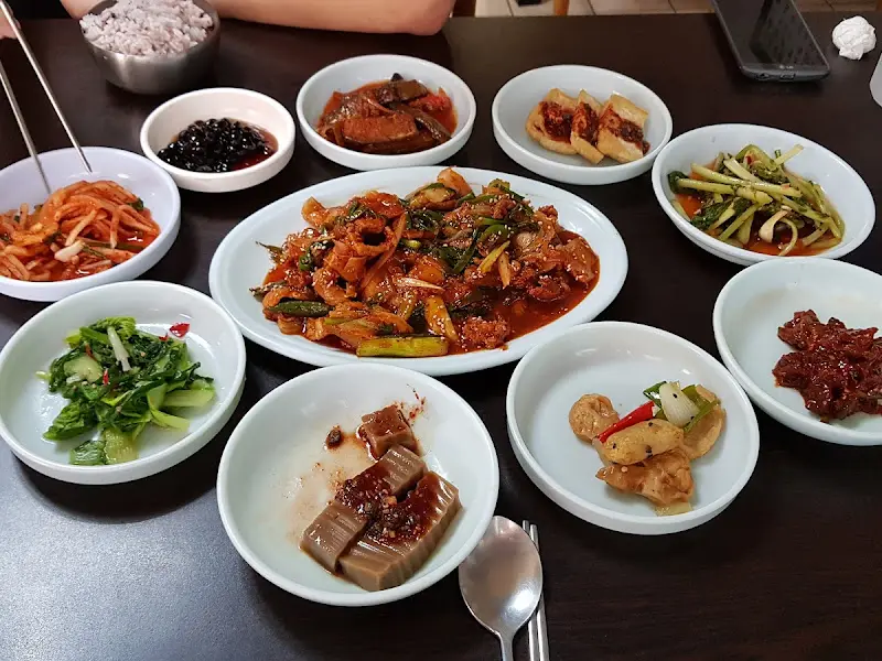 제육정식 한 상 차림