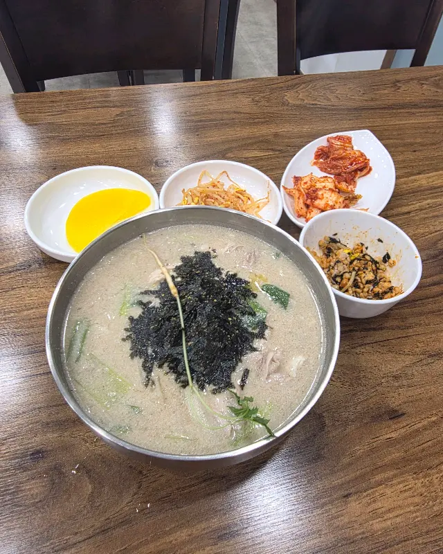 닭칼국수와 반찬