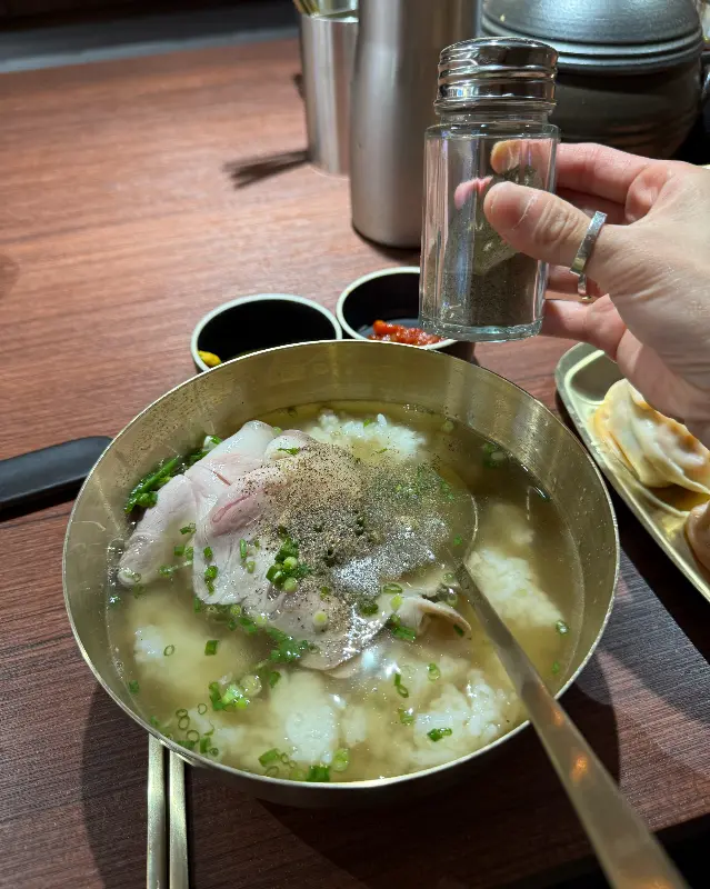 후추를 뿌리는 모습