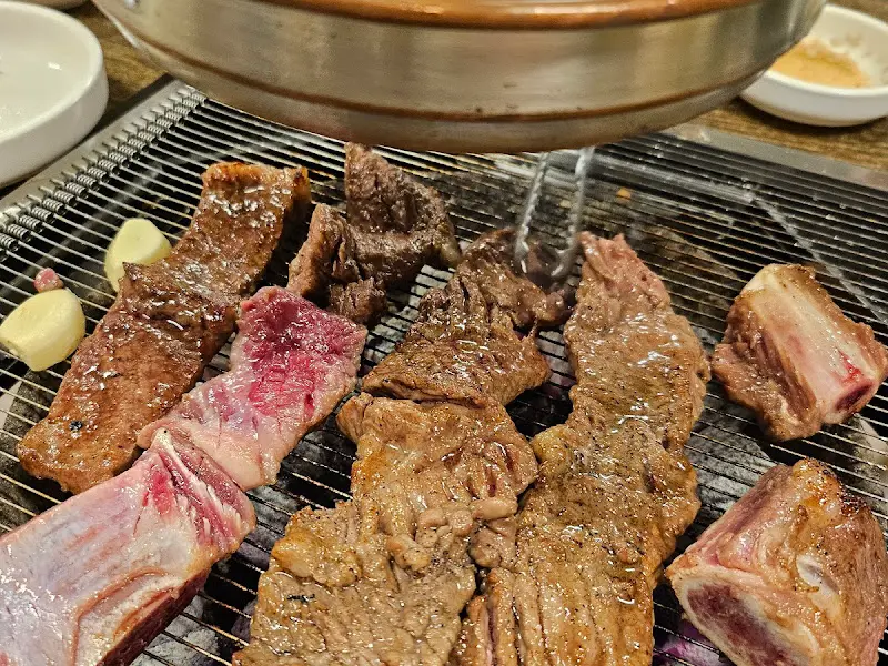 숯불 위에서 익어가는 소갈비