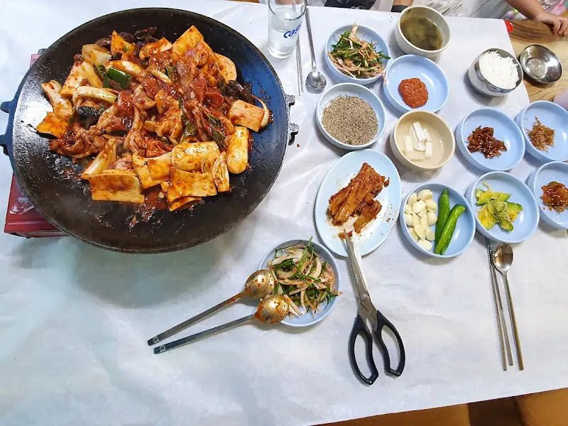 오리주물럭 한 상 차림