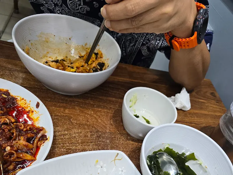 비빔밥 먹는 모습