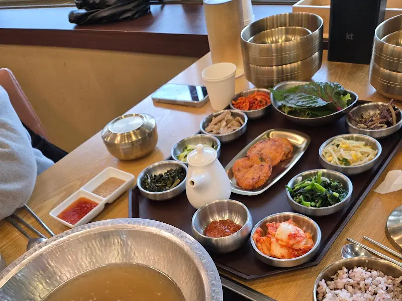 정갈하게 담겨 나온 반찬들