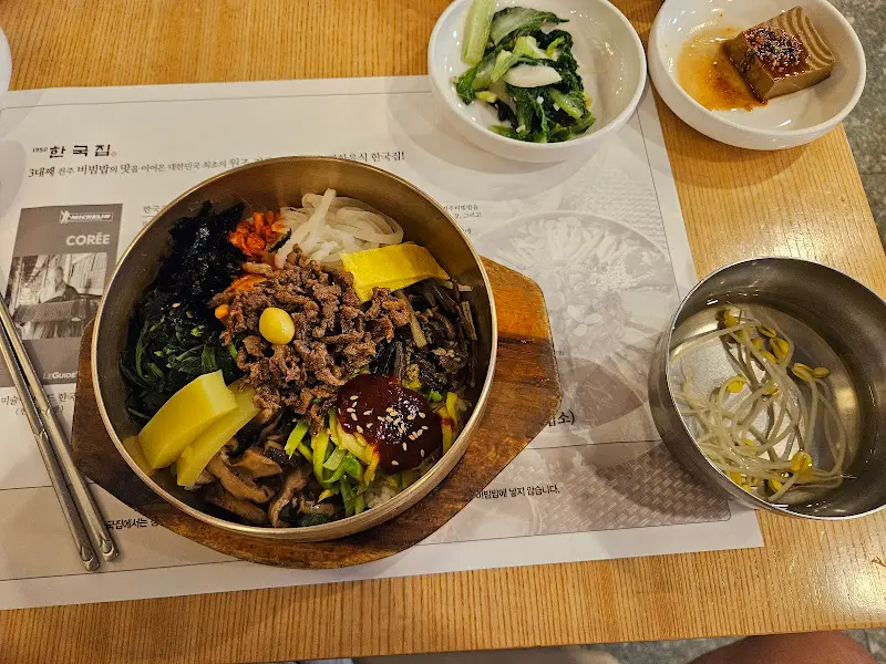 비빔밥과 반찬 전체샷