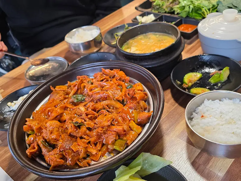 또바기쌈밥 쌈 채소와 제육볶음