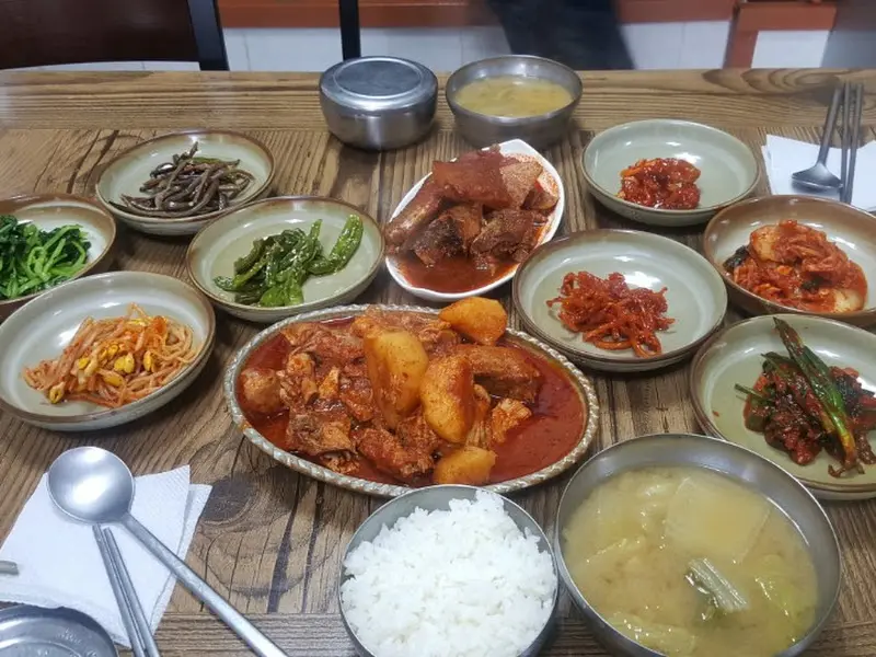 닭볶음탕과 다양한 밑반찬