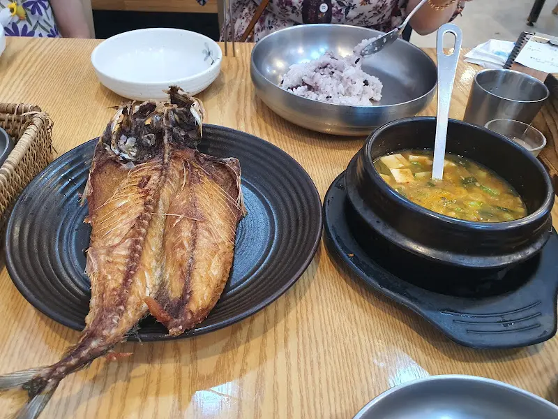 고등어 구이와 돌솥밥