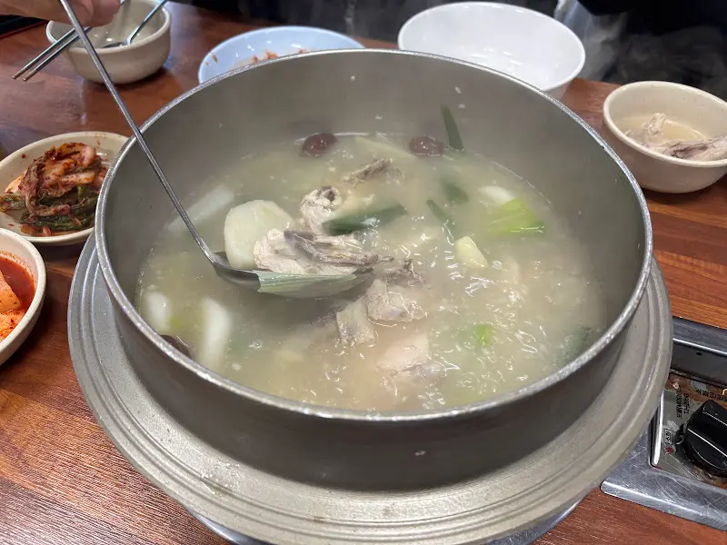 닭한마리가 담긴 냄비