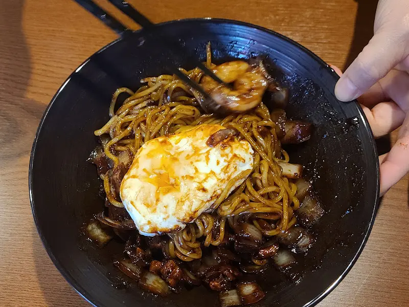 짜장면을 먹음직스럽게 비비는 모습