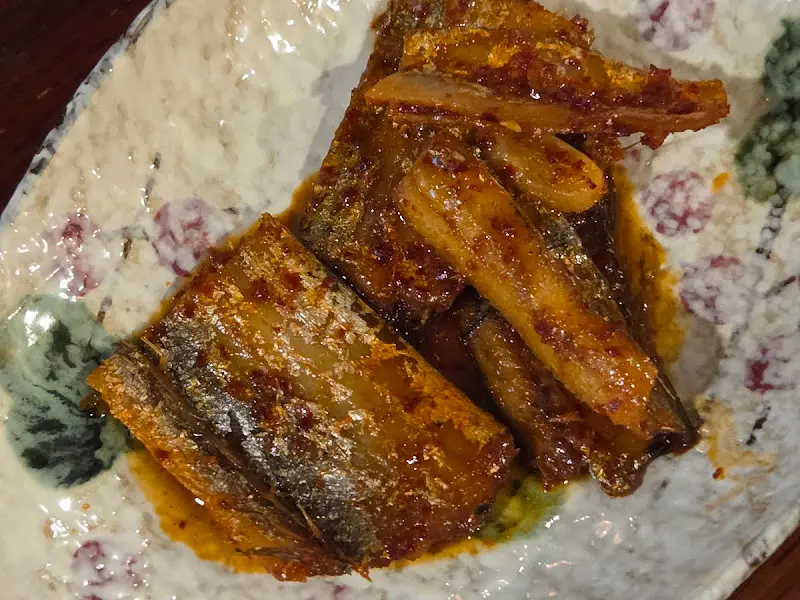 붉은 양념에 버무려진 생선