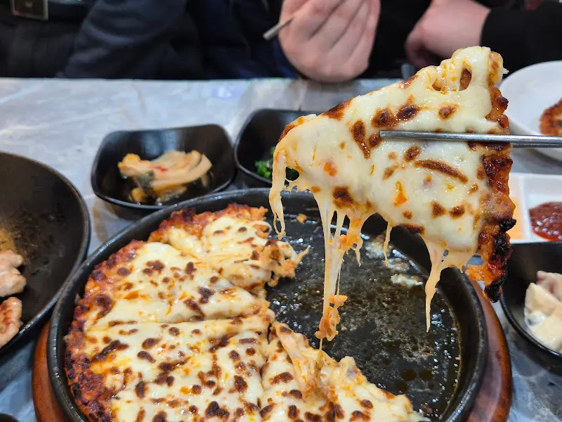 치즈가 듬뿍 뿌려진 닭구이