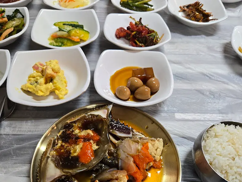 다양하고 정갈한 밑반찬들