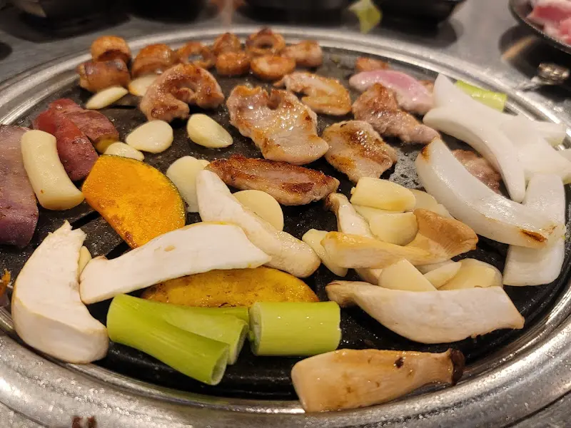 불판 위에서 맛있게 익어가는 고기
