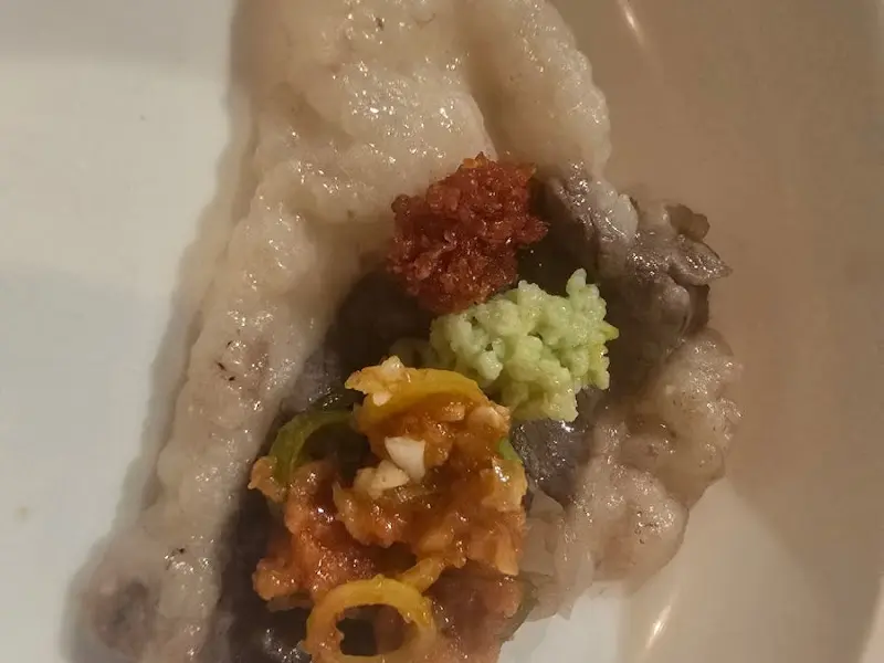 다양한 소스와 함께 쌈을 싸먹는 모습