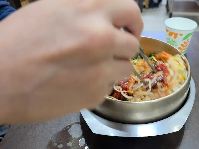 비빔밥을 맛보는 모습