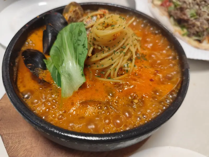 토마토 뚝배기 파스타 근접샷