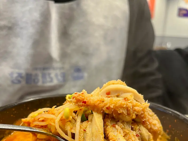 수저 위에 올려진 해장국 건더기