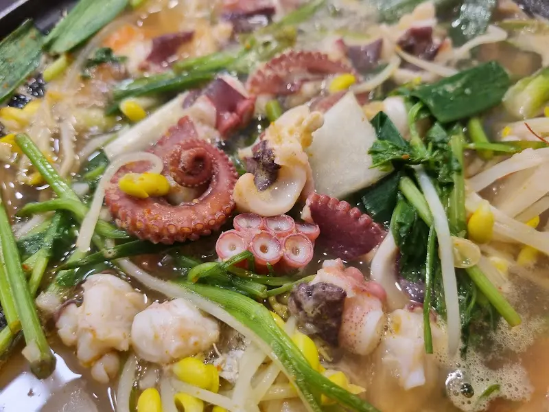 해물탕 속 다양한 해산물