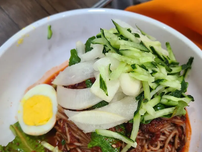 매콤한 비빔 막국수