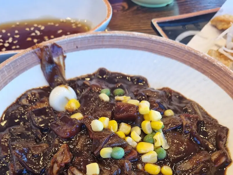 윤기가 자르르 흐르는 짜장면의 모습