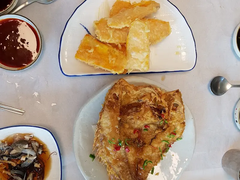 강변횟집의 맛깔스러운 튀김과 구이