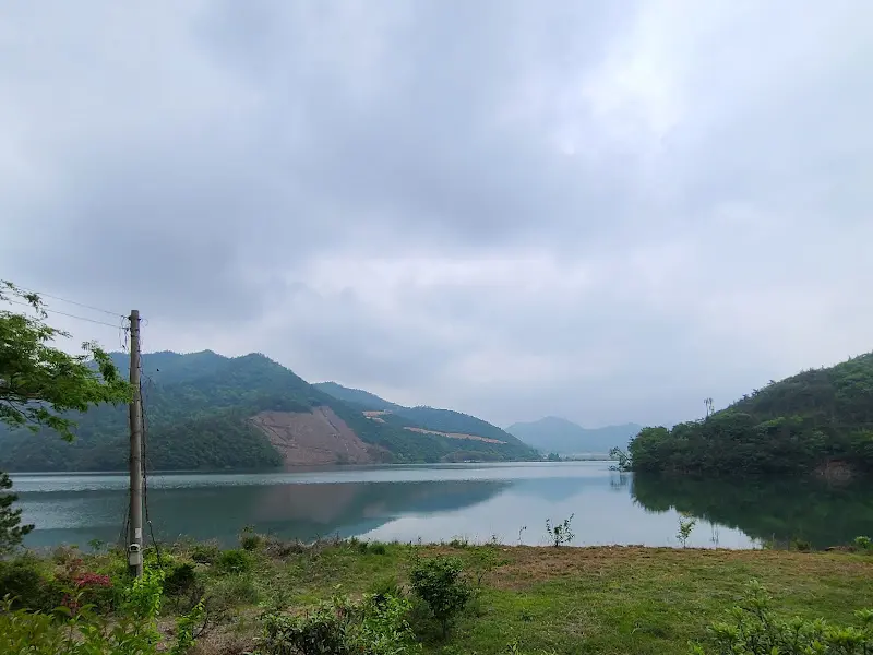 평화로운 저수지 풍경