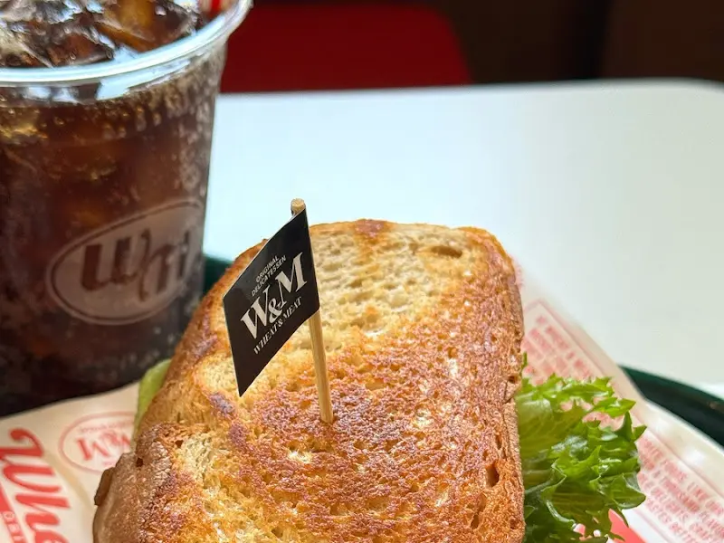 올마이티 버거 근접샷