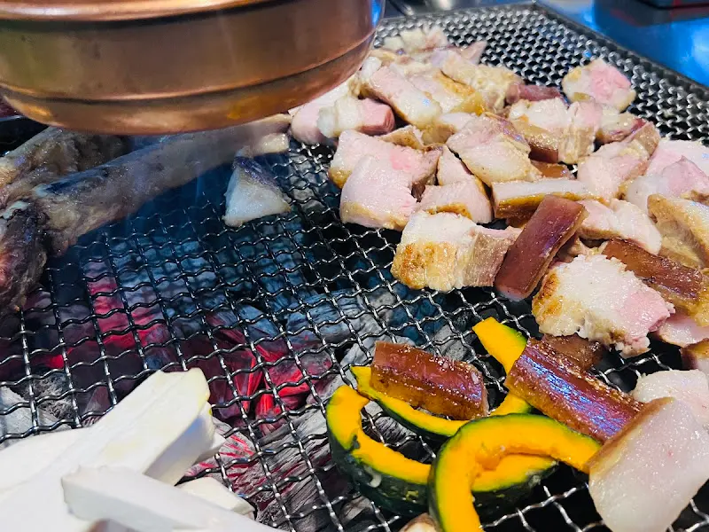 숯불 위에 올려진 초벌 삼겹살