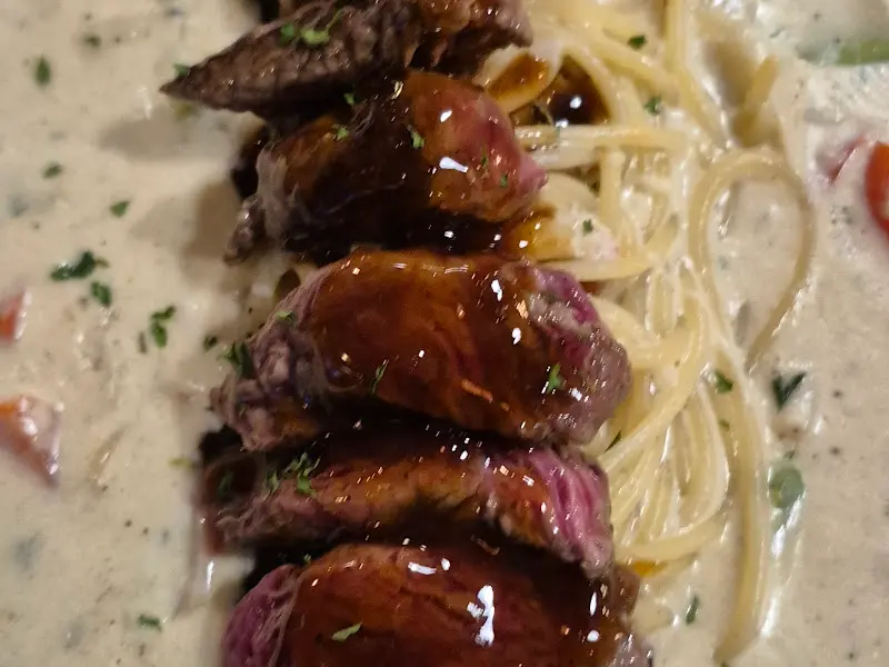 스테이크 크림 파스타의 클로즈업 사진