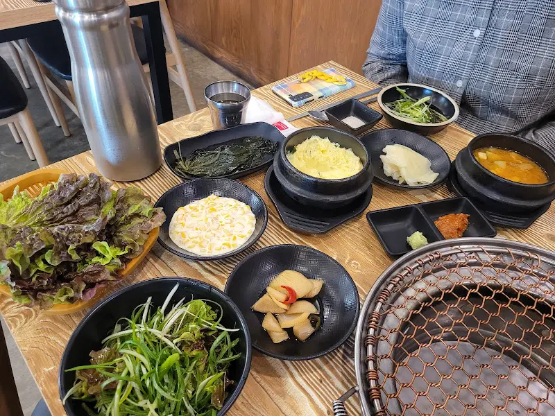 푸짐한 밑반찬과 숯불